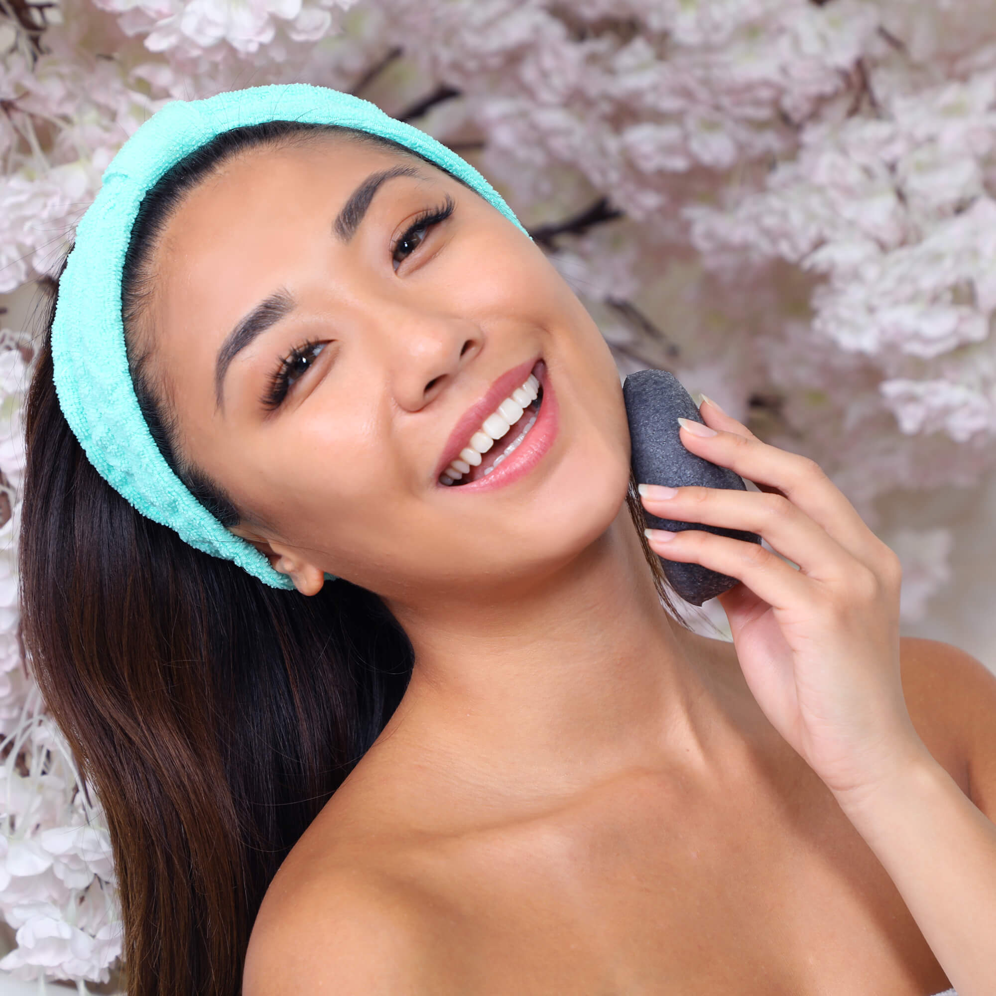 Daily Konjac Sponge - Charcoal Daily Concepts - Luxury Spa Goods